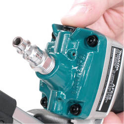 Cloueur pneumatiqe Makita AF635 détail arrivée air
